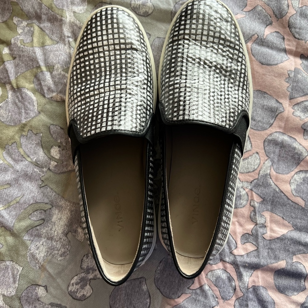 VINCE Slip Ons - Picture 2 of 7